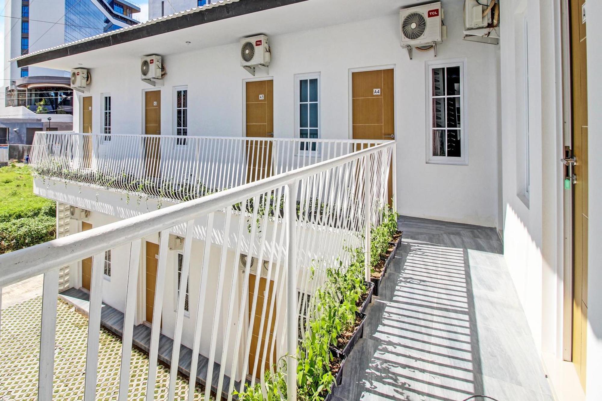 Super Oyo Collection O 92363 Kp Inn Temon Exterior photo