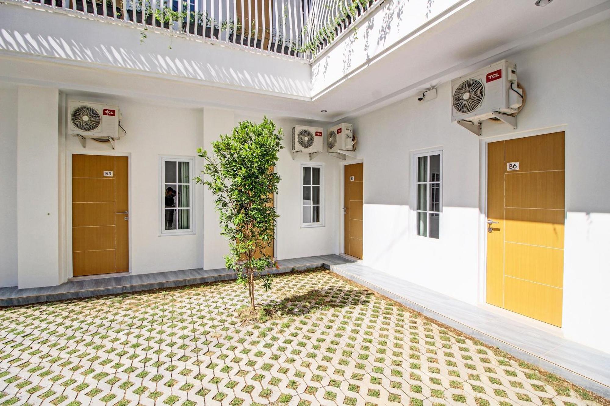 Super Oyo Collection O 92363 Kp Inn Temon Exterior photo