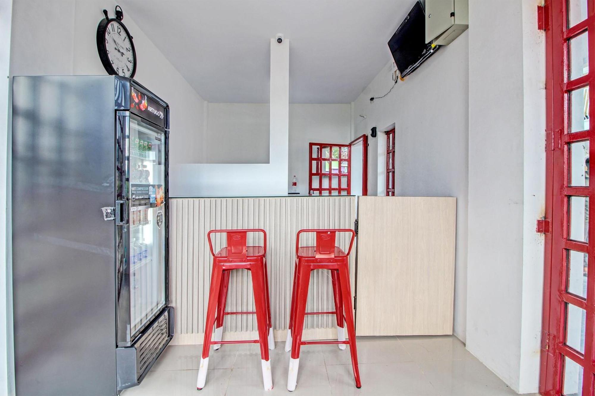 Super Oyo Collection O 92363 Kp Inn Temon Exterior photo