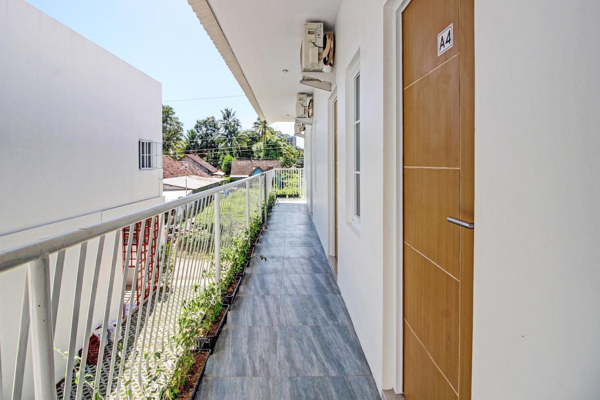 Super Oyo Collection O 92363 Kp Inn Temon Exterior photo