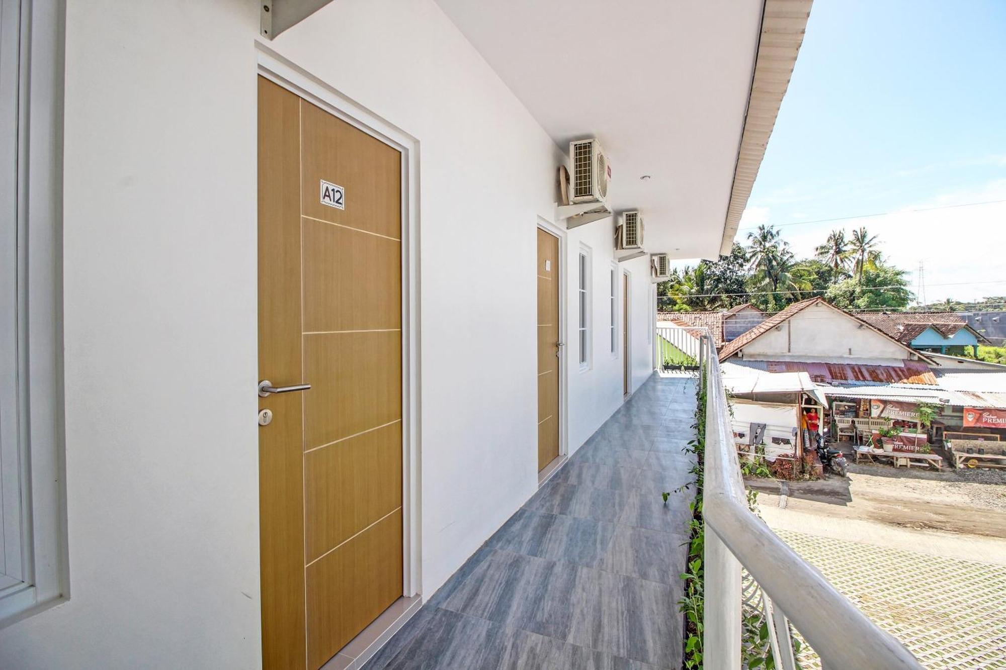 Super Oyo Collection O 92363 Kp Inn Temon Exterior photo