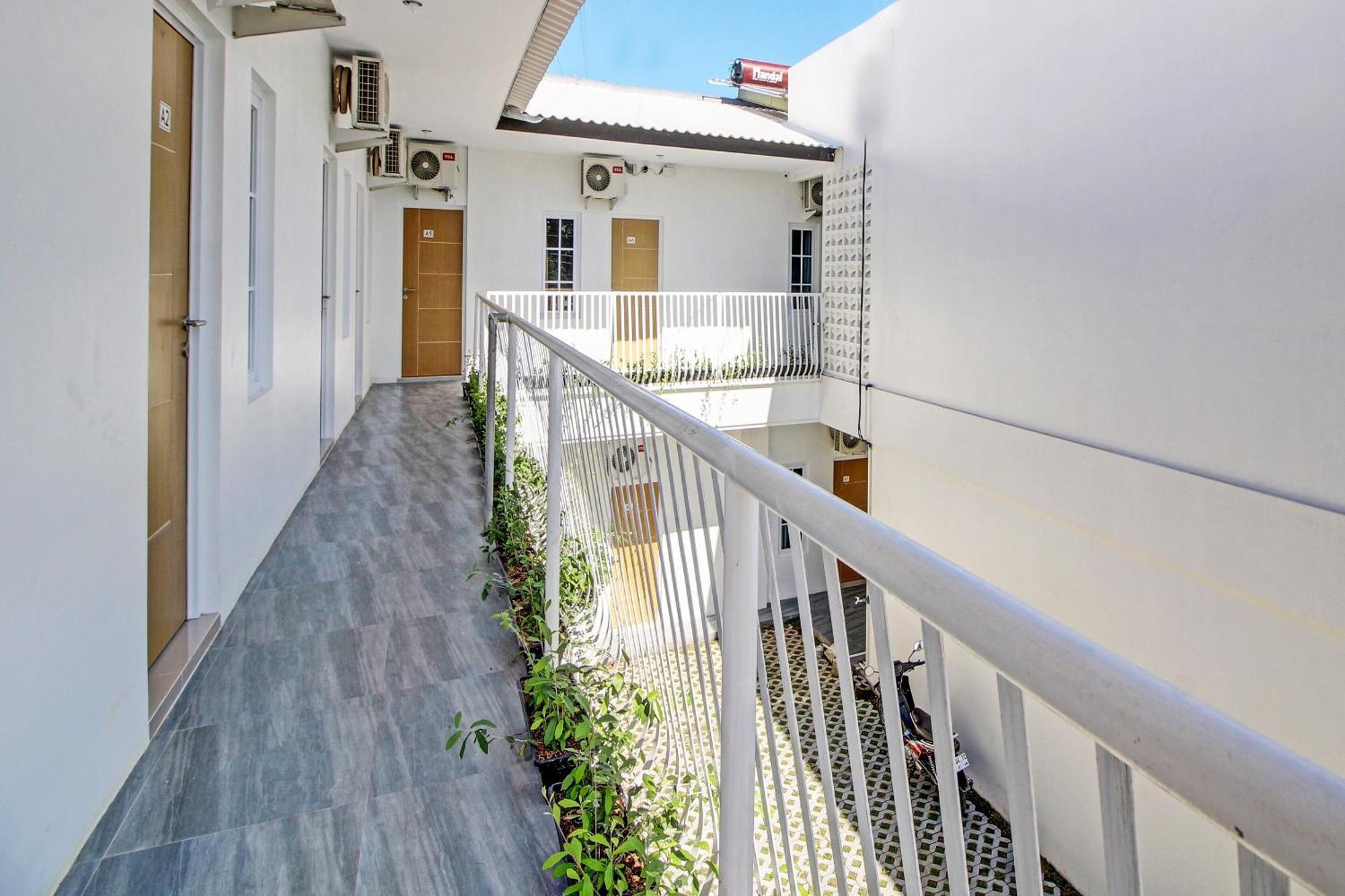 Super Oyo Collection O 92363 Kp Inn Temon Exterior photo