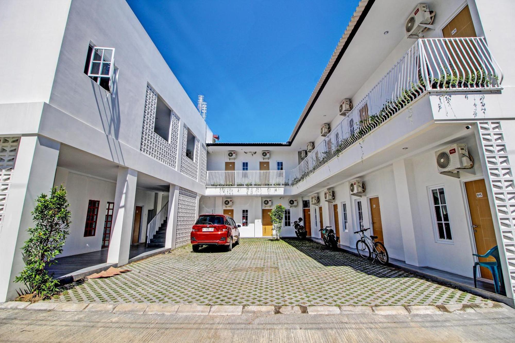 Super Oyo Collection O 92363 Kp Inn Temon Exterior photo