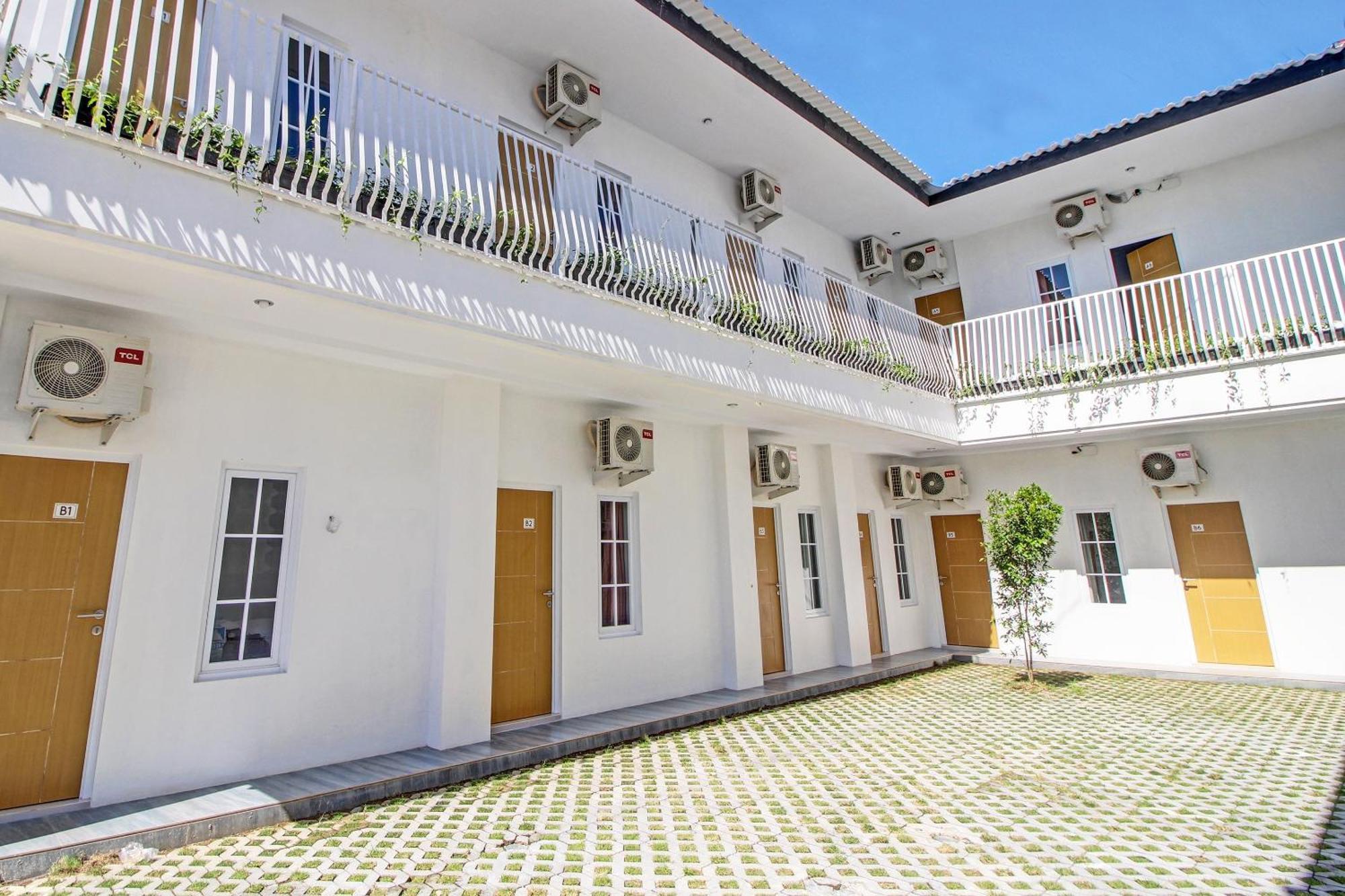 Super Oyo Collection O 92363 Kp Inn Temon Exterior photo